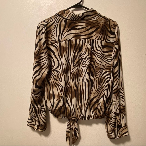 Chico’s Shirt Women’s Size‎ 1 Medium Button Down Tie Animal Print Mobwife - Picture 2 of 12